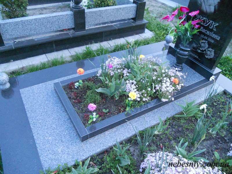 Как подобрать цветник для могилы